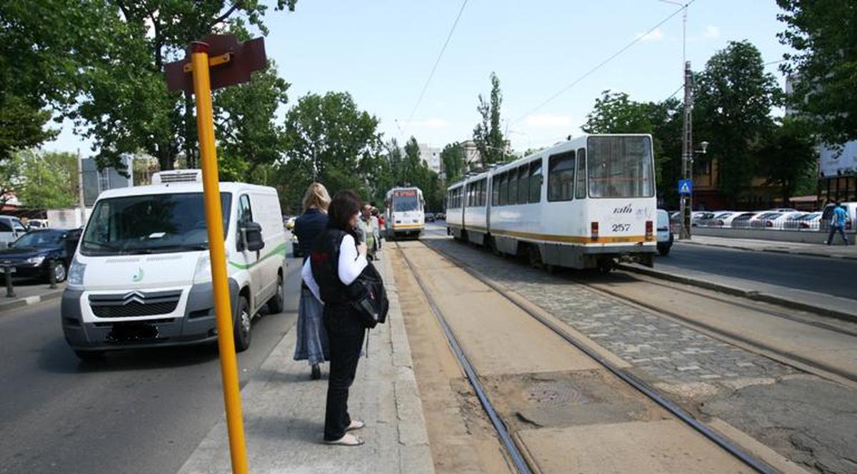 Accident cu un tramvai şi un autocar în Capitală