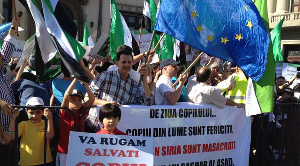 Sirieni şi români au ieşit în stradă ieri, cerând oprirea măcelului din Siria | FOTO