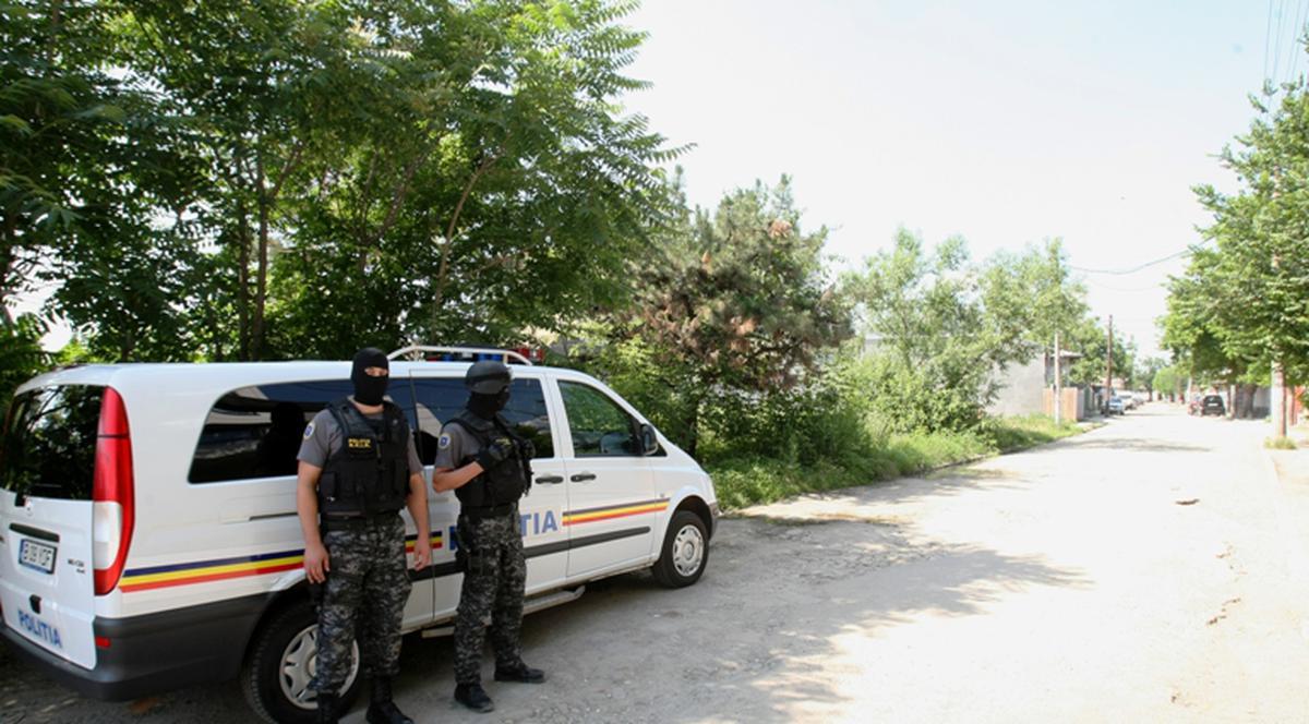 Luptătorii trupelor speciale păzesc zona în care hoţul a fost împuşcat de poliţişti în lacul Plumbuita