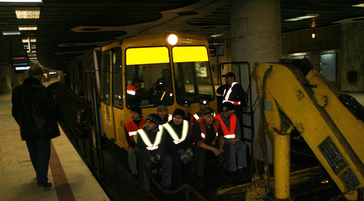 Ei sunt oamenii care muncesc noaptea în subteran la metrou