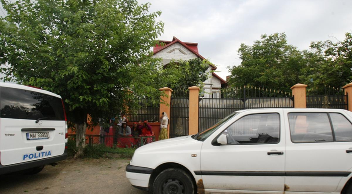 Ţiganii ilfoveni din Sinteşti îşi puneau găleţile cu galbeni la poartă! Azi au ajuns pe mâna poliţiştilor de la Economic