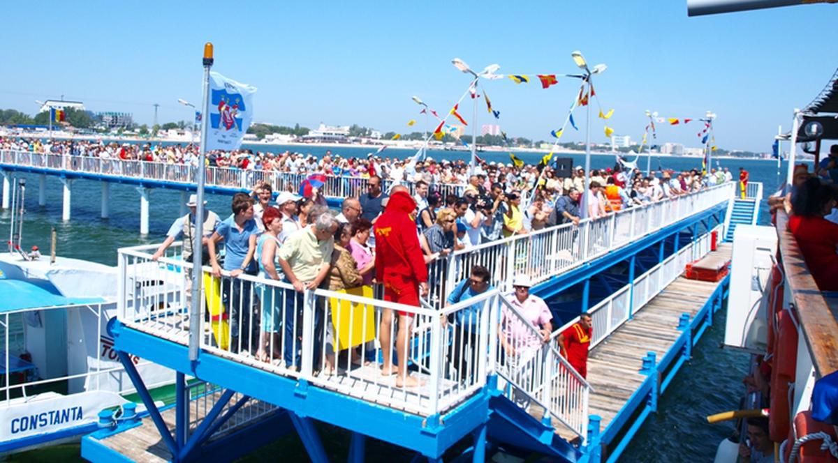 Doamne, ce ÎMBULZEALĂ! 1.000 de OAMENI s-au CĂLCAT ÎN PICIOARE pentru o plimbare gratuită cu barca la mare| FOTO
