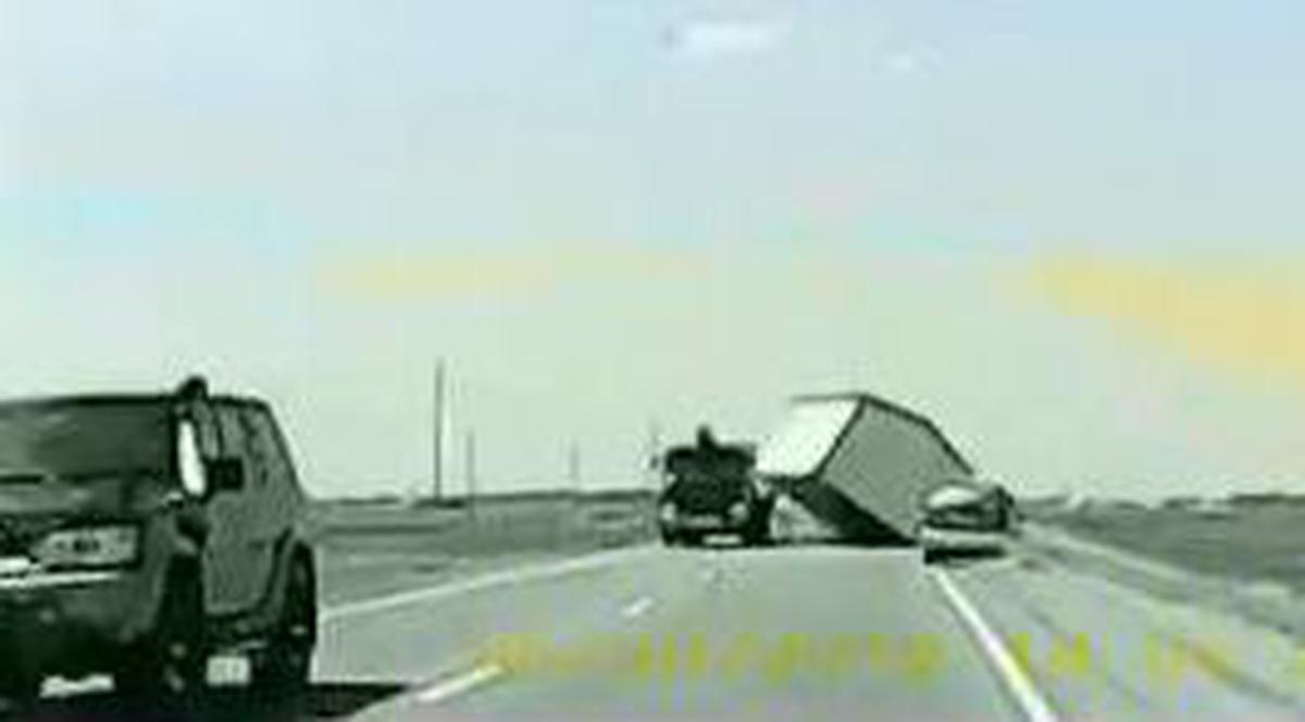 Uite prima casă care a intrat într-o maşină pe şosea! | VIDEO