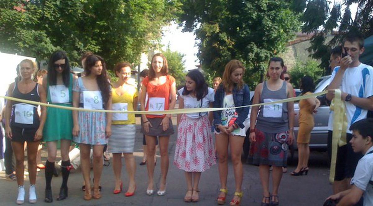 Aşa aleargă nişte femei pe tocuri | FOTO