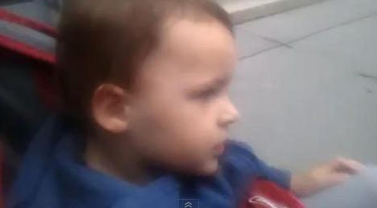 O fetiţă de doi ani recunoaşte mărcile de maşini de pe stradă | VIDEO