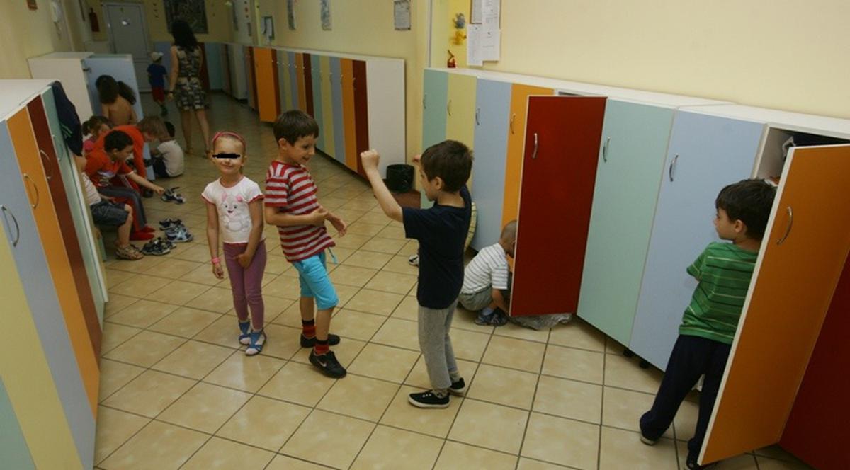 Ce hoţ disperat! Le-a furat banii copiilor de la grădiniţă