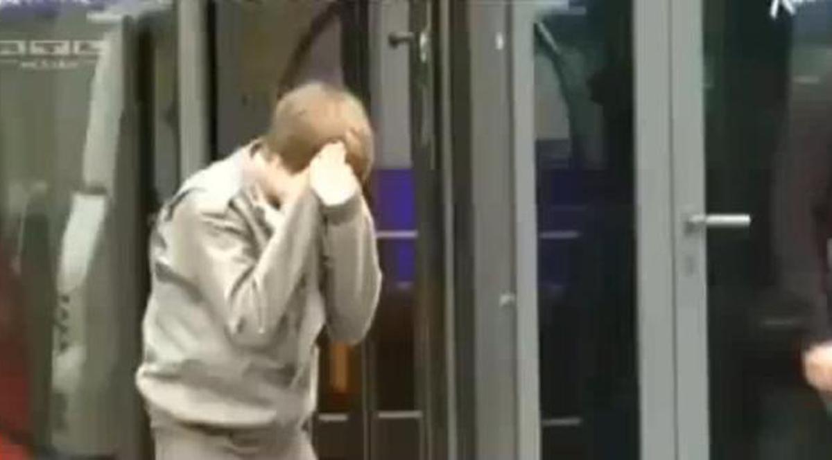 Cât de greu este să treci printr-o uşă rotativă? Justin Bieber aproape a leşinat după ce s-a lovit într-un geam de sticlă! VIDEO