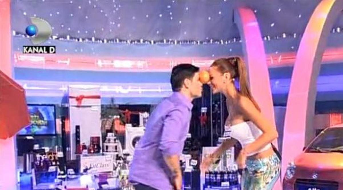 VÂRCIU, FLIRT PE FAŢĂ cu Bianca Drăguşanu. I-a cântat "Unde dragoste nu e, nimic nu e" şi a dansat cu ea senzual