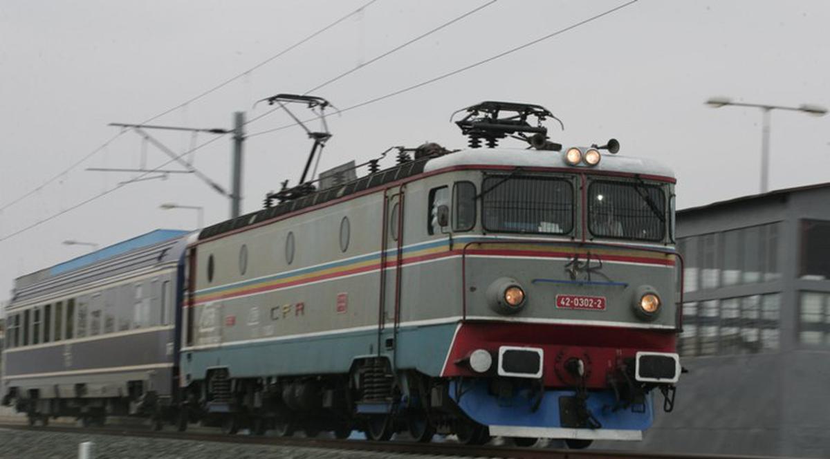 În certuri mari cu nevasta şi anchetat de superiori, un poliţist a vrut să fie tăiat de tren