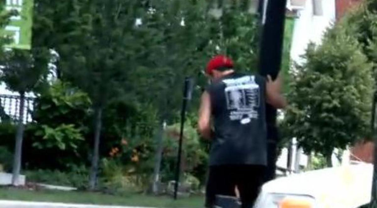 "SE MASTURBEAZĂ ÎN STRADĂ, chemaţi Poliţia!" E bărbatul căruia nimeni nu i-ar strânge mâna | VIDEO DEMENŢIAL