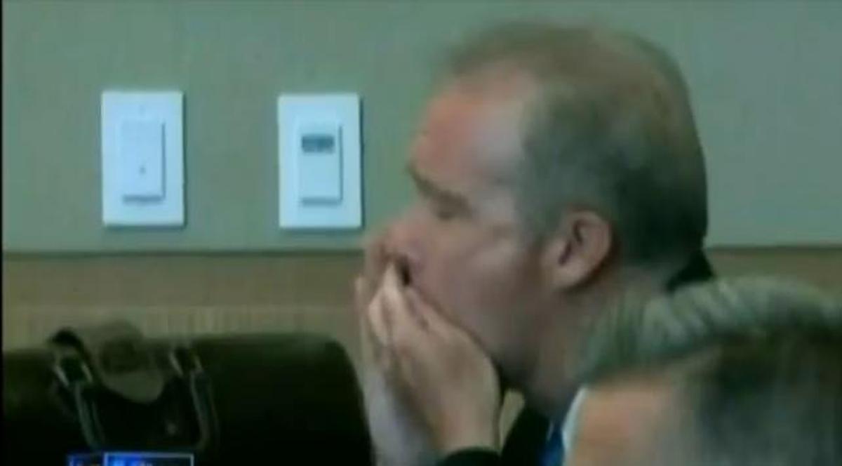 ŞOCANT! Un american S-A SINUCIS LA TRIBUNAL, ÎN DIRECT, pentru că a fost găsit vinovat de incendierea casei.  VIDEO