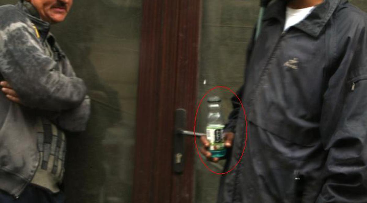 Doamne, oamenii ăştia chiar BEAU SPIRT PE POST DE TĂRIE !