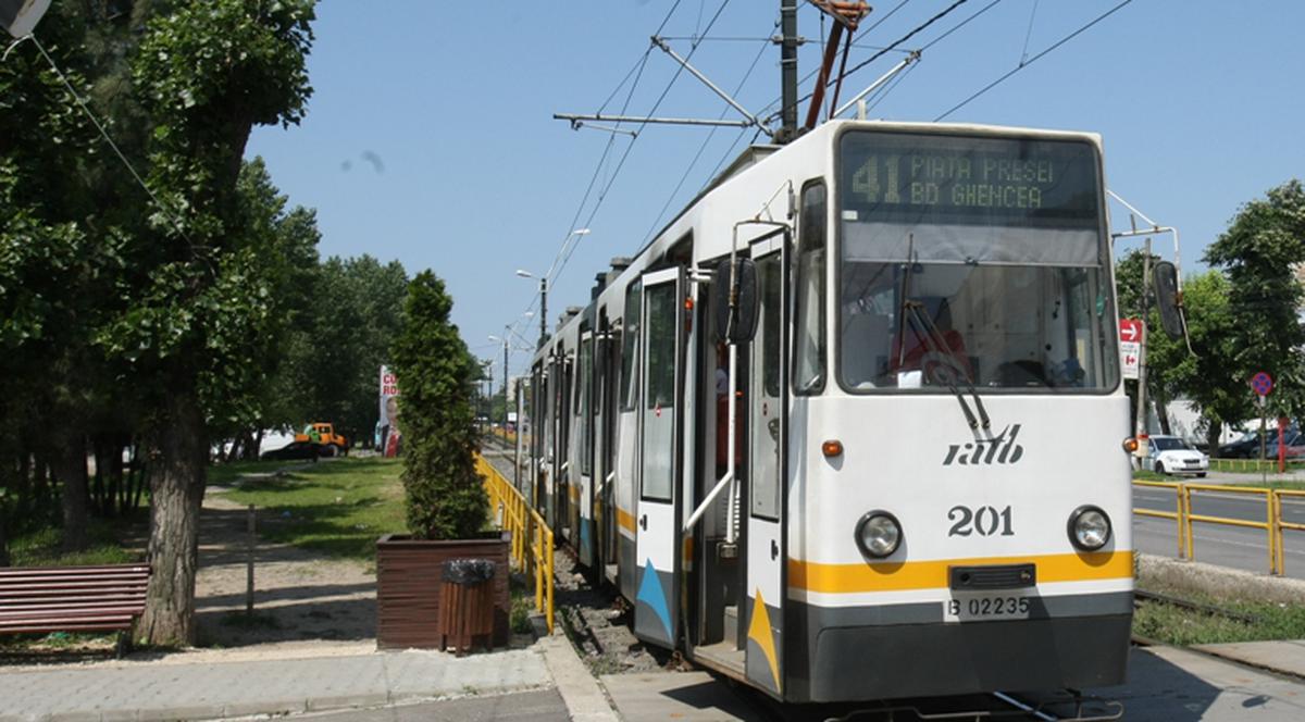 INCIDENT în BUCUREŞTI: O persoană a fost călcată de tramvaiul 41
