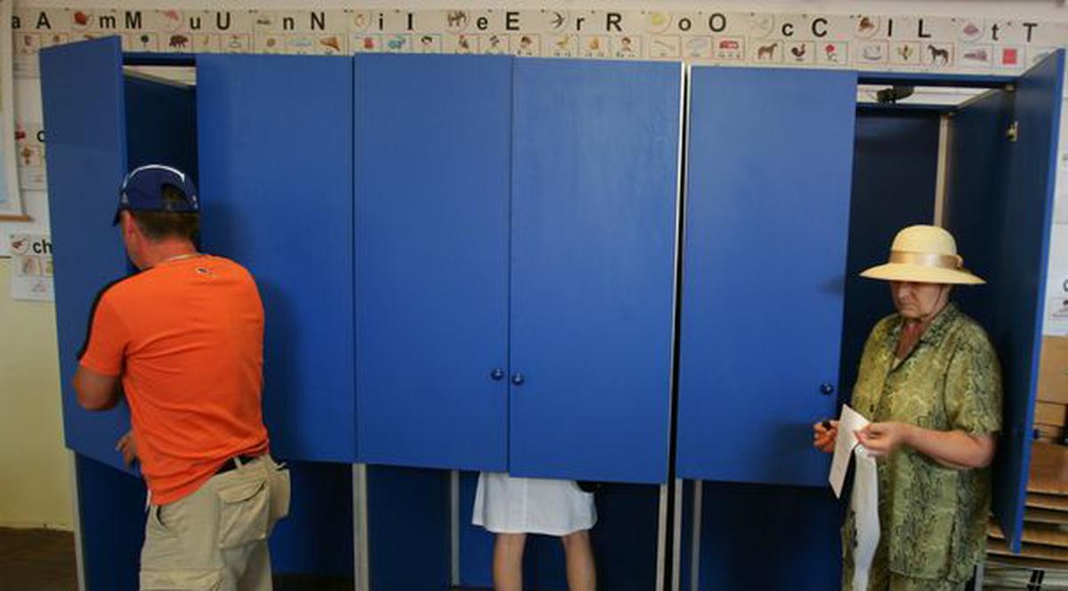 Vezi cum ar putea fi opriţi alegătorii să intre cu telefoane în cabina de vot!