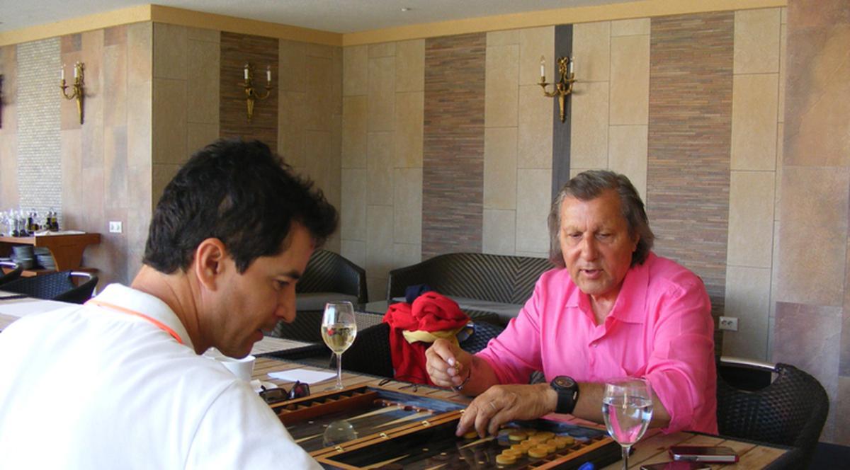 Fostul mare jucător de tenis Ilie Nastase şi-a serbat ziua jucând table la Costineşti: Joi i-a dat marţi!