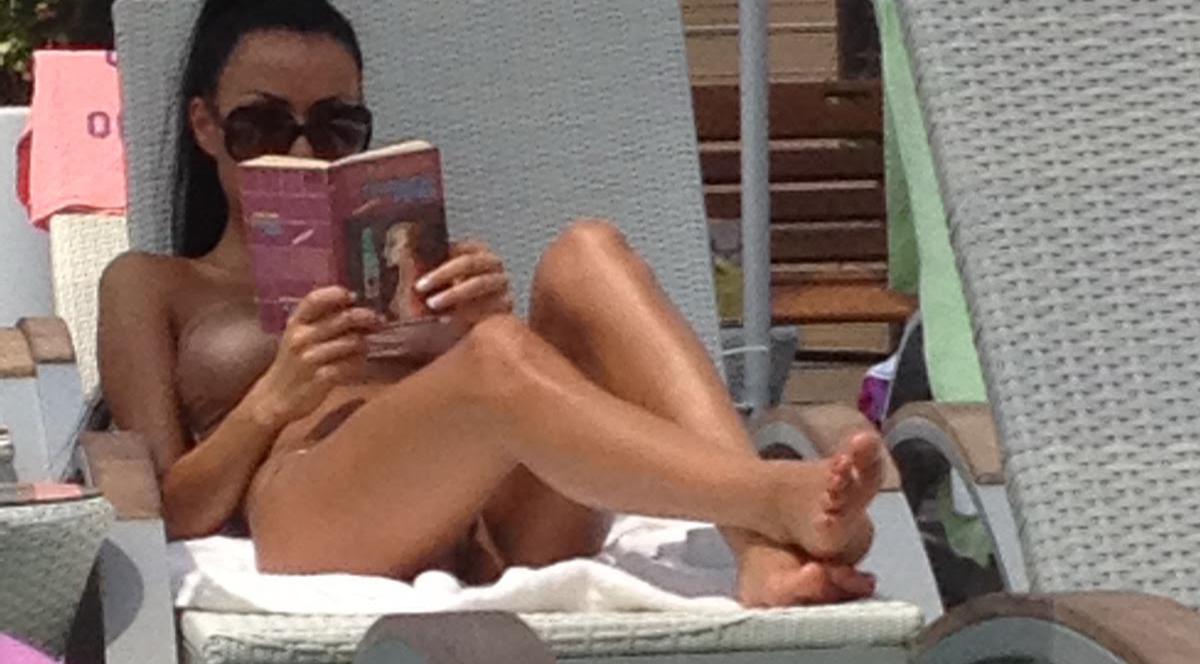 Aşa ceva nu credeai că vei vedea vreodată! Daniela Crudu, cu o CARTE în mână la piscină!