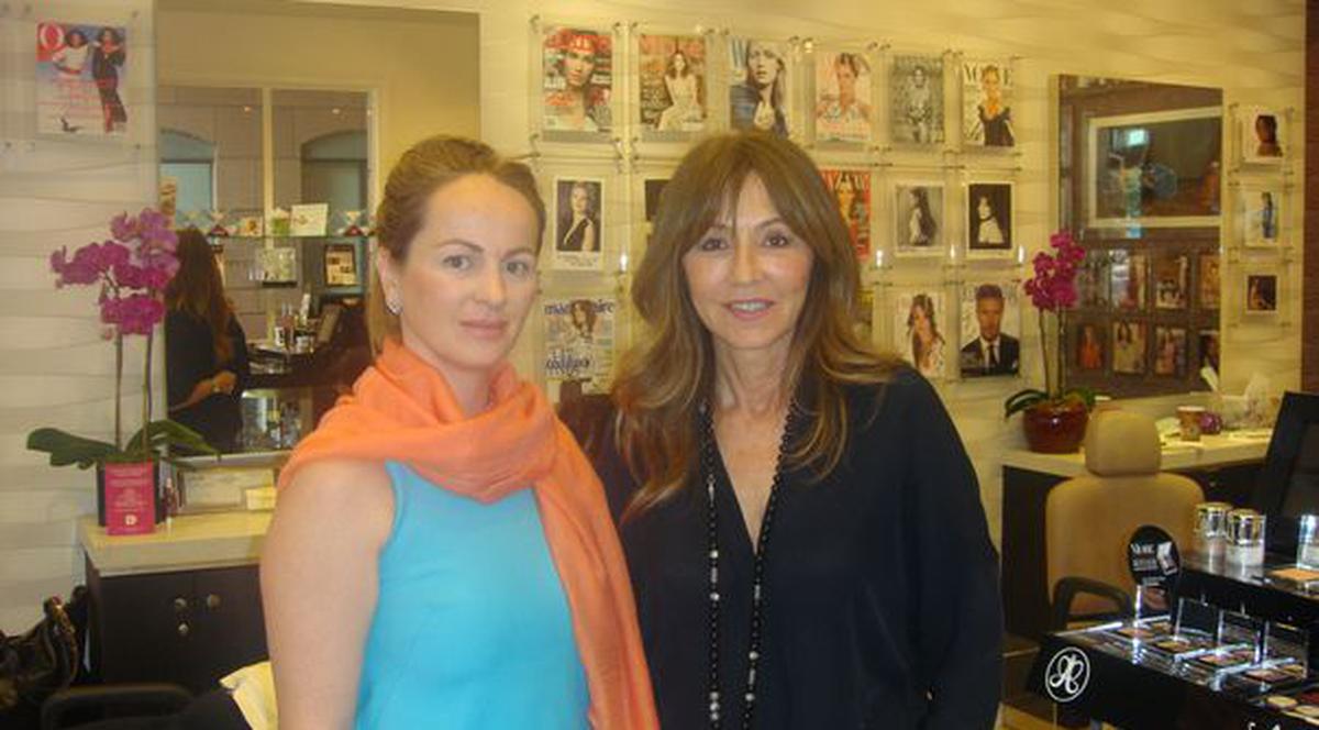 Delia Antal și-a făcut sprâncenele în același salon cu Victoria Beckham!