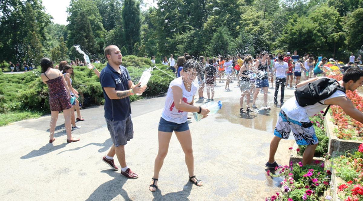 Uite cum s-au răcorit puştii aceştia în cea mai fierbinte zi a verii! | FOTO