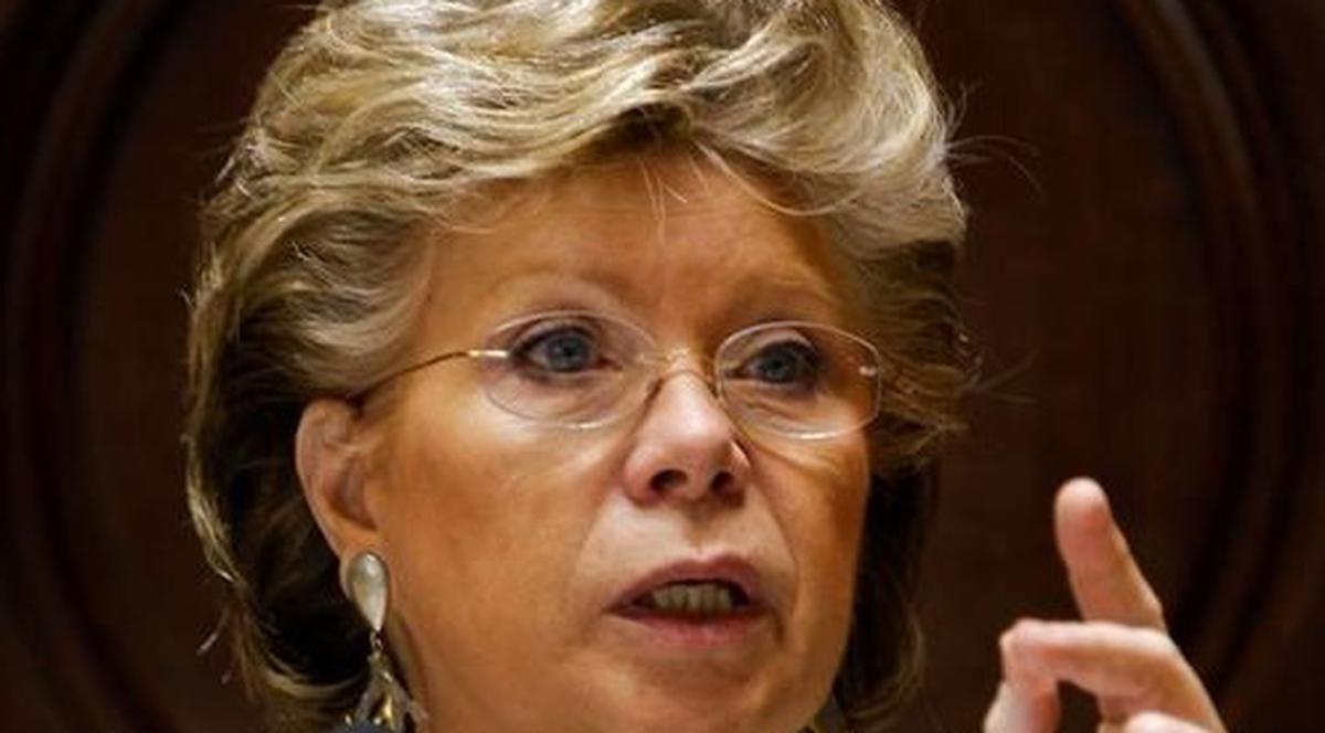 Comisarul UE Viviane Reding  trage un SEMNAL DE ALARMĂ: "Criza din România este un mare pericol, putând afecta integrarea deplină în UE"