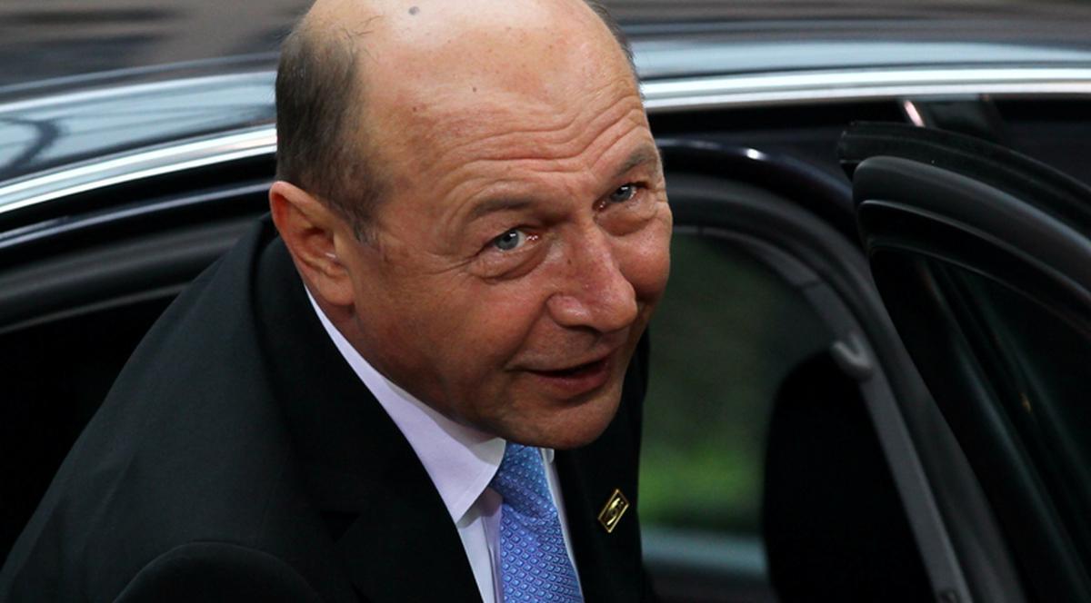 BĂSESCU SE DĂ MARE CU LUNGIMEA! Vezi ce îşi măsoară în direct şi cu ce compară!