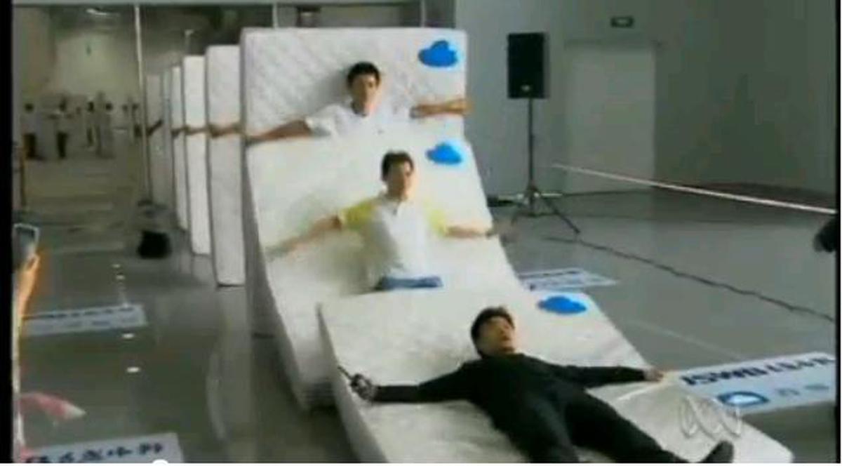 Vezi CEL MAI MARE DOMINO CU SALTELE realizat de chinezi