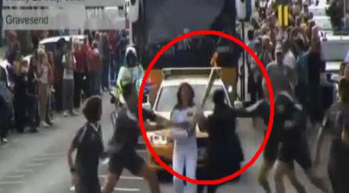 Asta da tupeu! Un englez a încercat să fure flacăra olimpică! | VIDEO