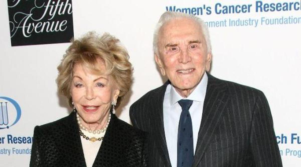 Generozitate de nabab! Kirk Douglas a donat 50 de milioane de euro pentru bolnavi, femei şi minorităţi