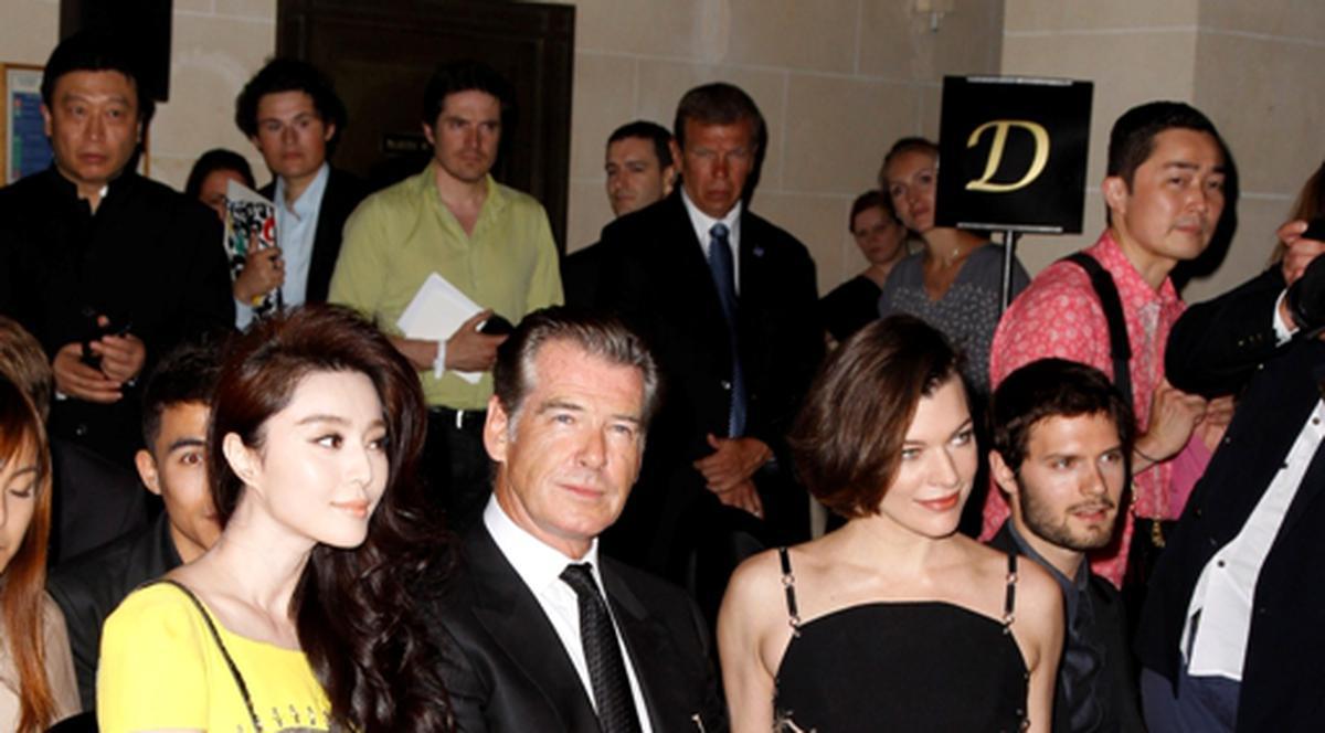 Diva zâmbeşte seducător, dar...la fel face şi PĂSĂRICA la vedere! Mila Jovovici, cea mai ruşinoasă imagine din viaţa ei 