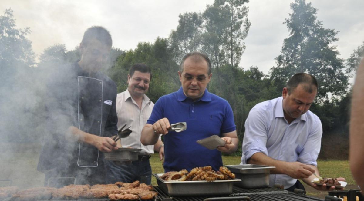 Boc s-a antrenat la grătare. Micii de Cluj sunt mai buni decât cei de la Bucureşti