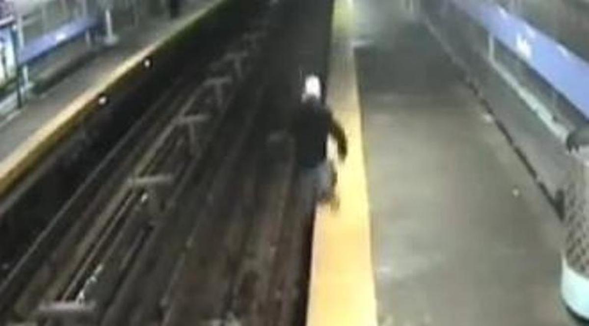 TELEFONUL MOBIL POATE UCIDE! DOVADA, AICI, în SECUNDA în care ARUNCĂ un om PE ŞINELE METROULUI | VIDEO ŞOCANT