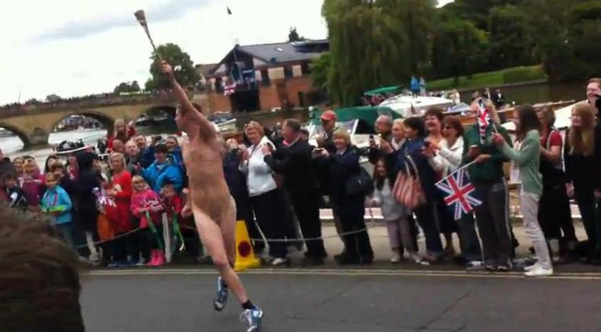 Aşa Jocuri Olimpice nu s-au mai pomenit! Torţa olimpică, purtată de un bărbat GOL! VIDEO