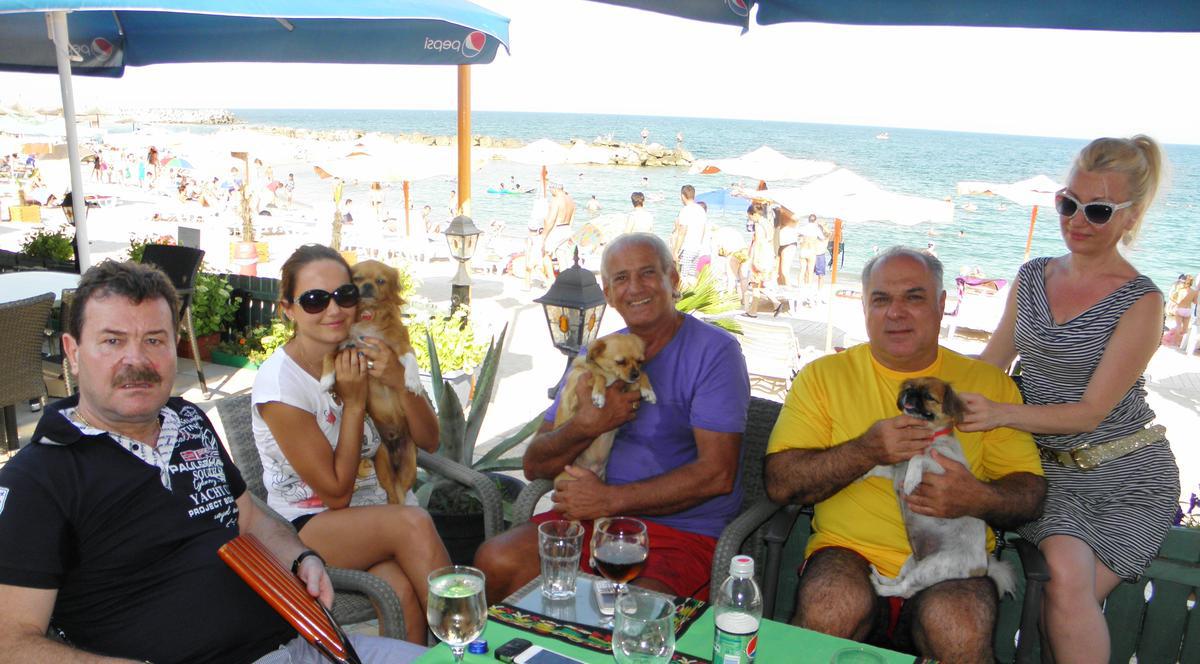 Naistul Gheorghe Zamfir se relaxează pe litoralul românesc