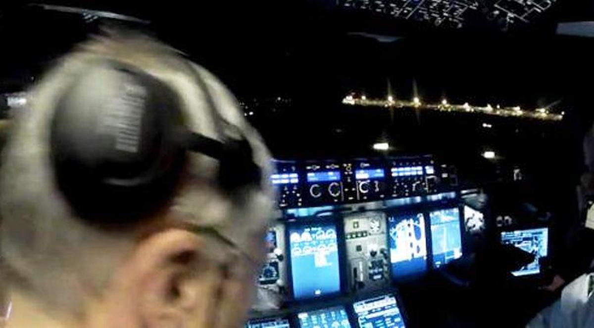 SPECTACULOS! Aşa se vede decolarea unui avion din cabina piloţilor