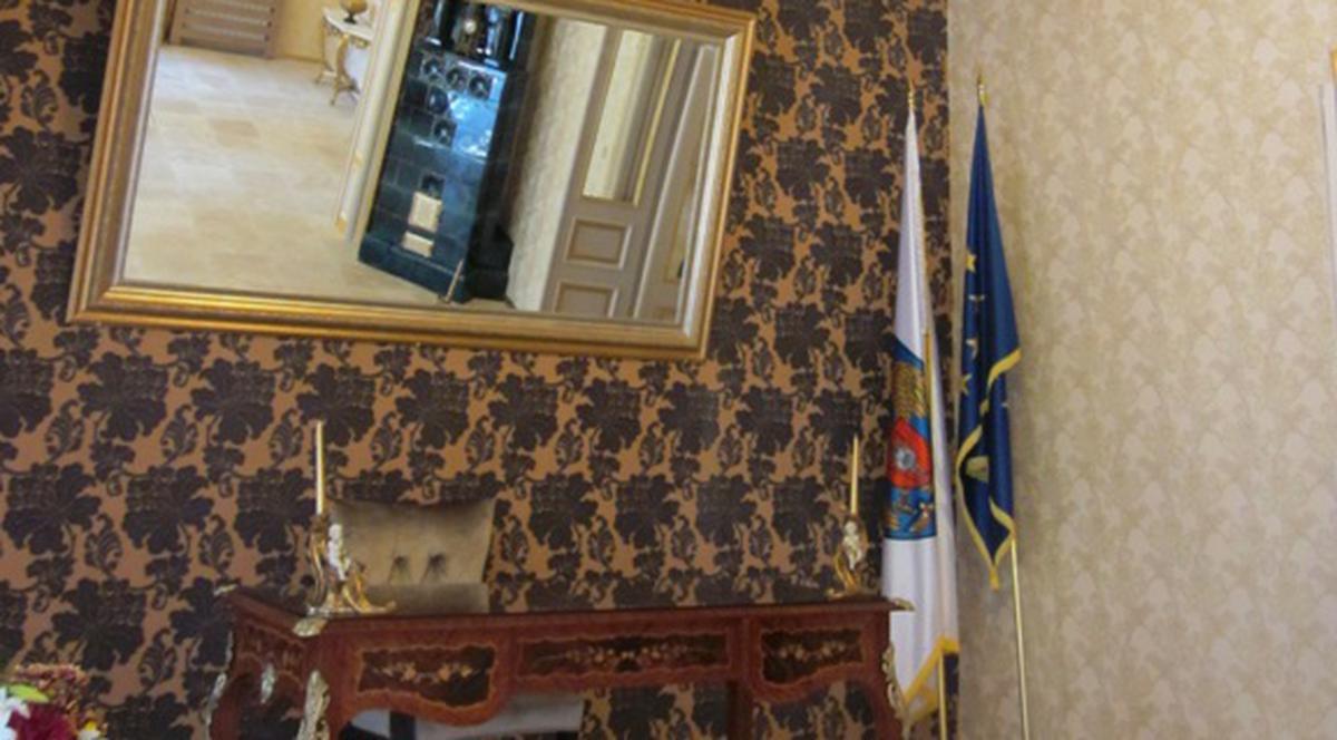 N-ai să ghiceşti ce primar A DECORAT O CASĂ DE CĂSĂTORII CU MOBILIER VECHI DE PESTE 100 de ANI! FOTO