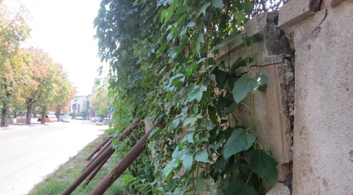 Bucureşteni, păziţi-vă! Cad gardurile de beton