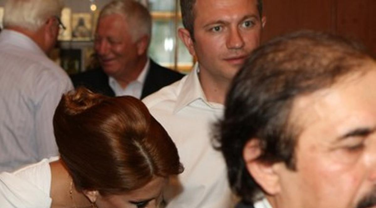 CRISTINA SPĂTAR, ISPITĂ în Biserică, la botezul fiicei sale. Măreşte poza să vezi prin ce-a trecut popa!