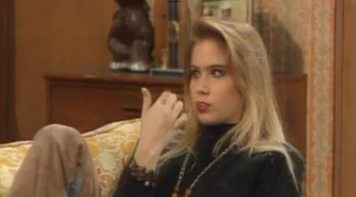 O ţii minte pe BLONDA PROASTĂ, dar BUUUNĂ din "Familia Bundy"? Nici nu credeai c-ai s-o vezi aşa pe KELLY BUNDY | FOTO&VIDEO