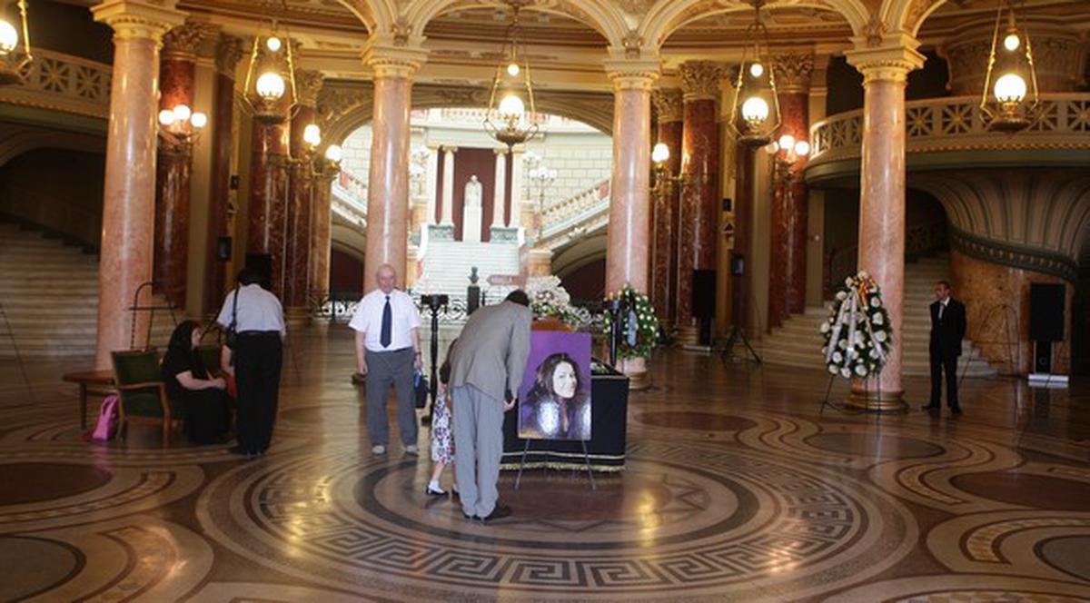 Sicriul cu trupul neînsuflețit al pianistei Mihaela Ursuleasa, depus la Ateneu