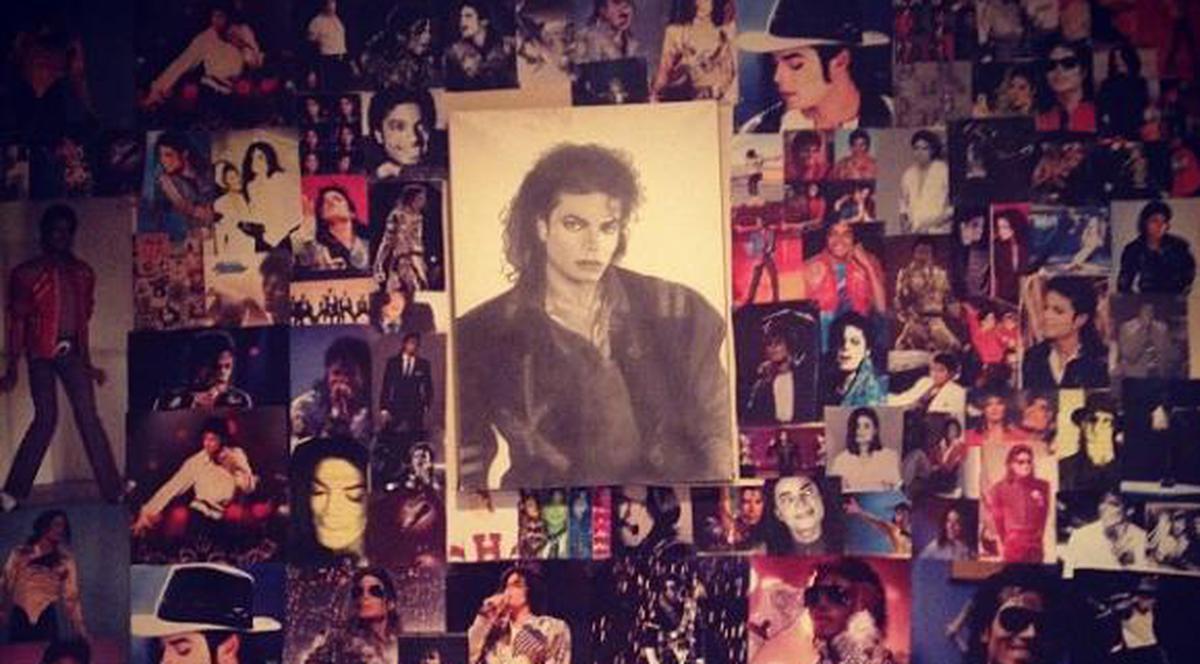 Paris Jackson, obsedată de amintirea tatălui ei! Şi-a tapetat întreaga cameră cu pozele lui!