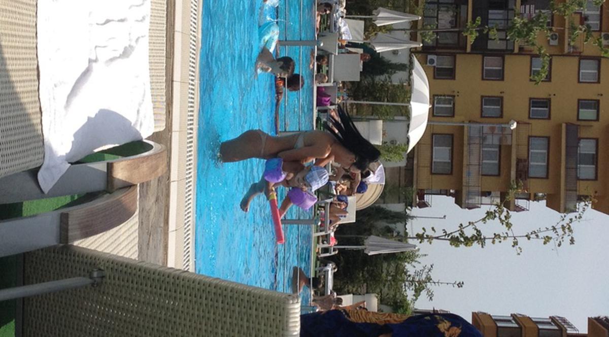 AM TRĂIT S-O VEDEM ŞI PE ASTA! Daniela Crudu, în postura de mămică! | FOTO