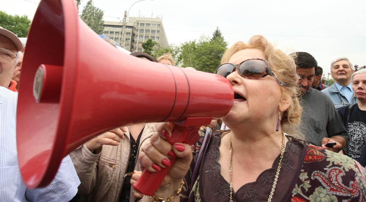 TENSIUNE TOT MAI MARE! Proteste în faţa Curţii Constituţionale, care decide azi SOARTA LUI BĂSESCU