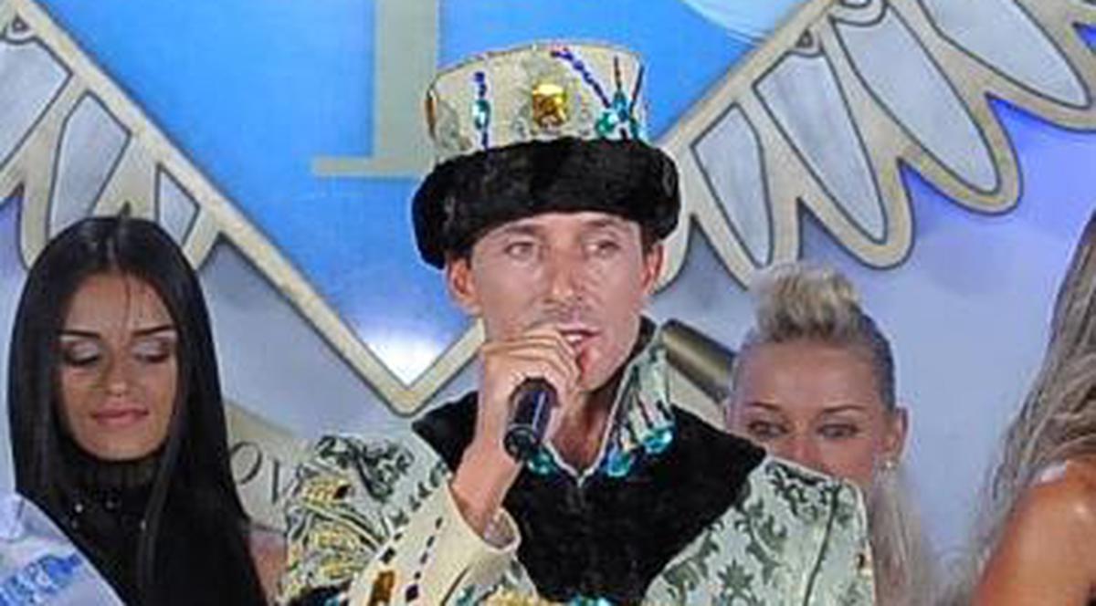 CINE MAI E CA EL? Mazăre, îmbrăcat ca un ŢAR şi purtând SCEPTRUL Arhiepiscopului Tomisului! FOTO