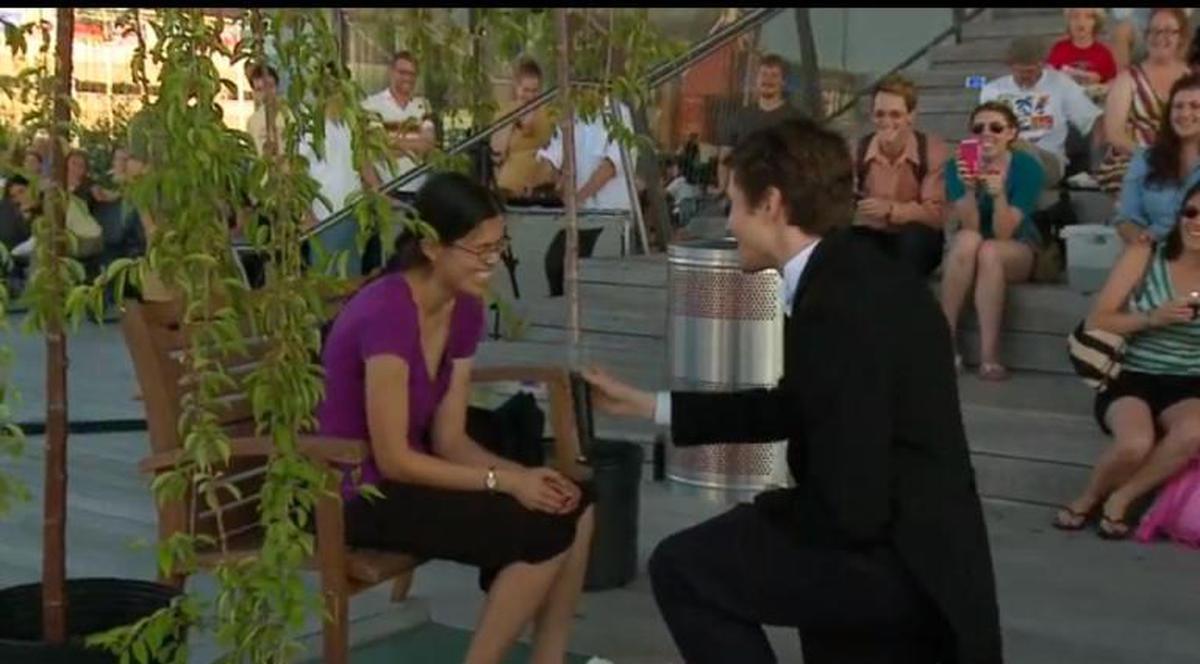 ROMANTISMUL n-a murit! Iată de câtă inventivitate a dat dovadă un un tânăr pentru a-şi cere iubita în căsătorie! VIDEO