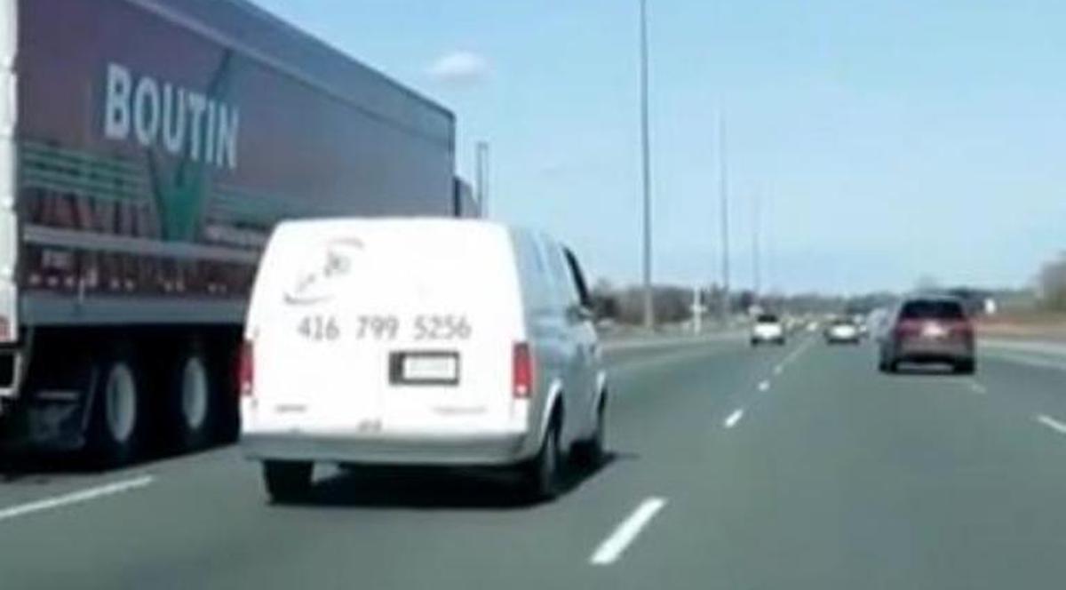 SURPRIZĂ COLOSALĂ pe autostradă. Şoferii nu şi-au imaginat vreodată că vor întâlni pe drum aşa ceva! VIDEO