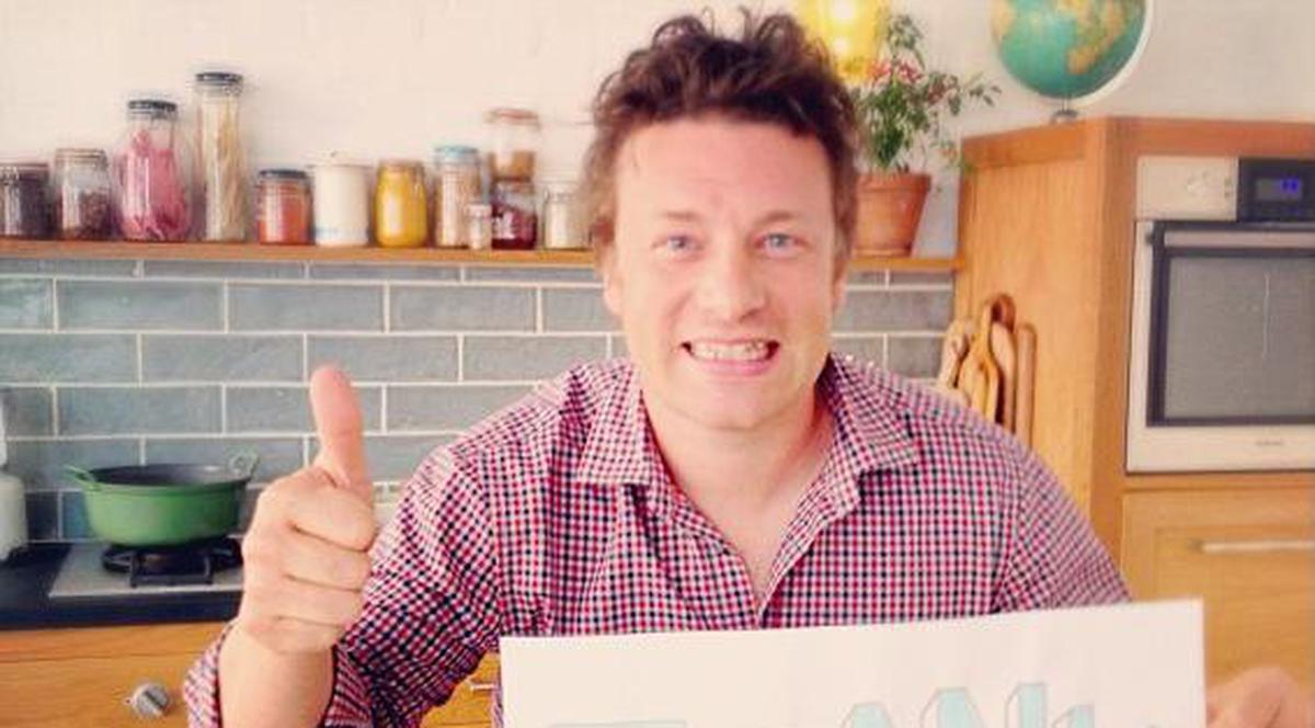 Este unul dintre cei mai talentaţi bucătari ai lumii, dar a făcut o GREŞEALĂ COPILĂREASCĂ! Vezi cum era să dea foc bucătăriei Jamie Oliver!