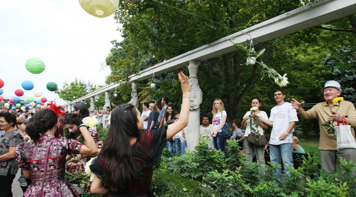 Aşa a arătat celebra bătaie cu flori din Parcul Herăstrău! FOTO