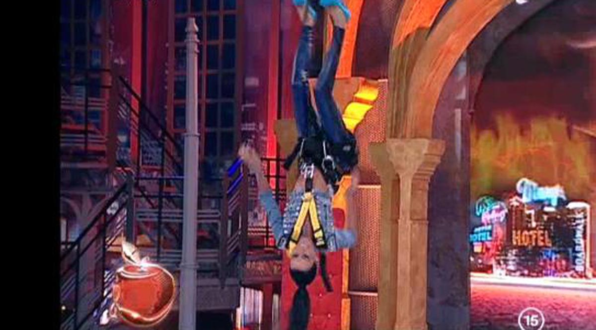 Cruduţa, în cele mai CIUDATE POZIŢII în direct! SUSPENDATĂ DE TAVAN cu hamuri speciale, bruneta a prezentat ştirile! FOTO 