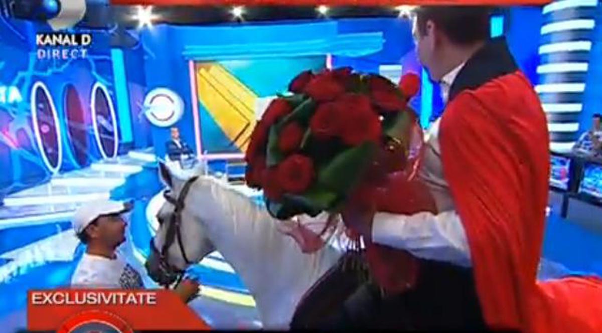 PREMIERĂ ÎN DIRECT! Pentru a fi iertat de soţie, un cunoscut MANELIST a venit CĂLARE PE CAL în studio! FOTO