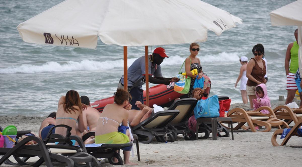 ”Ambulanţii” africani au aterizat  în Mamaia, pe plajele primarului-dansator Mazăre 