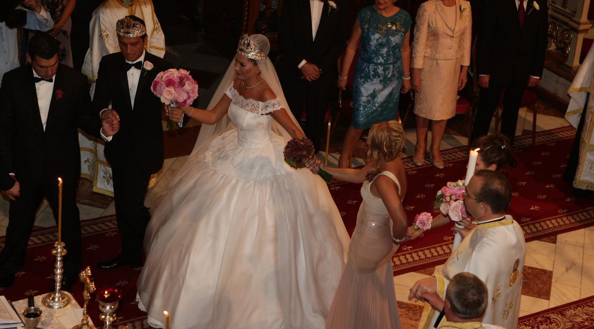 Elena Udrea şi-a schimbat vestimentaţia de două ori, la nunta cu 843 de invitaţi a Elenei Băsescu